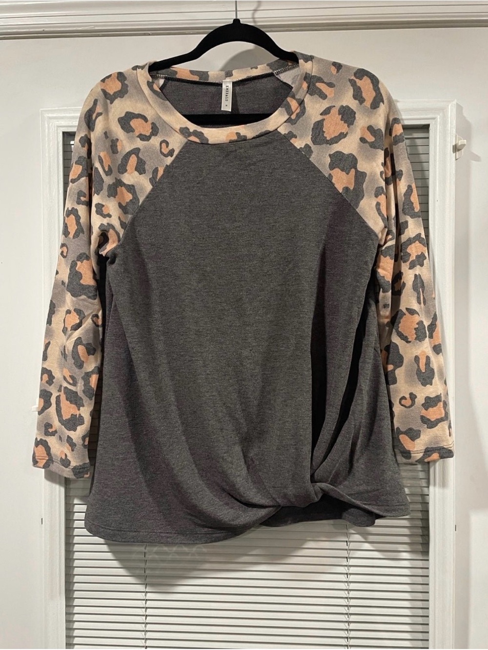 Emerald Women’s Medium Leopard Sleeve Raglan Top Gray Twist Front
